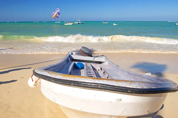 プンタ カナのビーチにボート ドミニカ共和国の普及したツーリストの行先の表示 — ストック写真