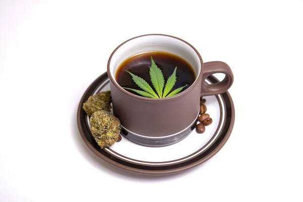 De kop van de cannabis koffie met marihuana verlaat geïsoleerde over Wit — Stockfoto