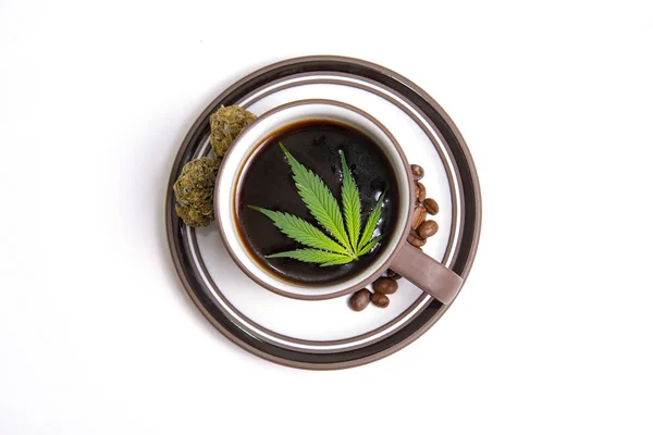 Tasse à café au cannabis avec feuilles de marijuana isolées sur du blanc — Photo