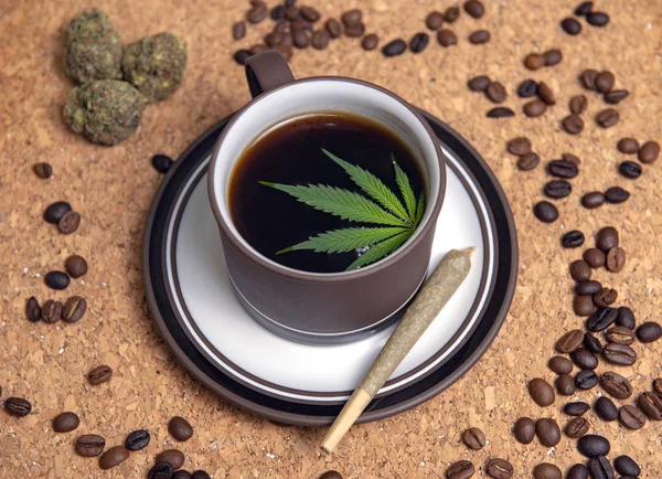 Cannabis xícara de café com folha de maconha, conjunta, nugs e café — Fotografia de Stock