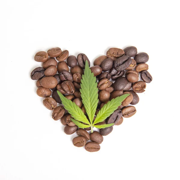Καφές και κάνναβης έννοια με φασόλια και φύλλο μαριχουάνα — Φωτογραφία Αρχείου