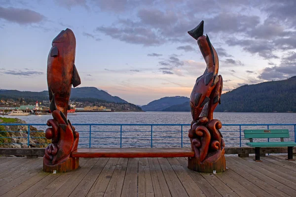 Vista al atardecer del puerto deportivo frente al mar en Port Alberni, Vancouver Isla — Foto de Stock