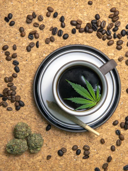 Cannabis xícara de café com folha de maconha, conjunta, nugs e café — Fotografia de Stock