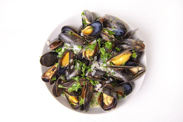 Plate of fresh mussels with onion and parsley mignonette — Stock Photo, Image