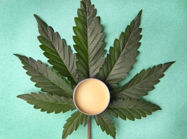 Yeşil arka plan üzerinde kenevir ve Cbd yağı ile Esrar merhem