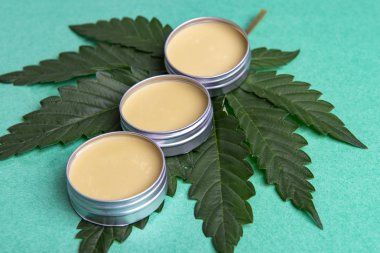 Yeşil arka plan üzerinde kenevir ve Cbd yağı ile Esrar merhem