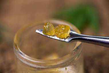 Bir dabbing aracı üzerinde tıbbi marihuana çıkarılan esrar konsantre canlı reçine Makro detay 