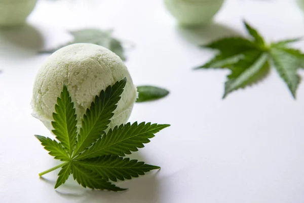 Bombas de banho de cannabis com folhas de maconha, conceito de spa — Fotografia de Stock