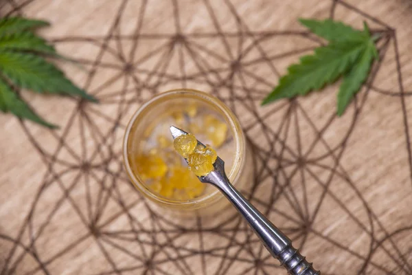 Bir Dabbing Aracı Üzerinde Tıbbi Marihuana Çıkarılan Esrar Konsantre Canlı — Stok fotoğraf