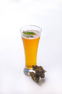 Esrar yaprağı ve nugs whi üzerinde izole ile soğuk bir bardak bira