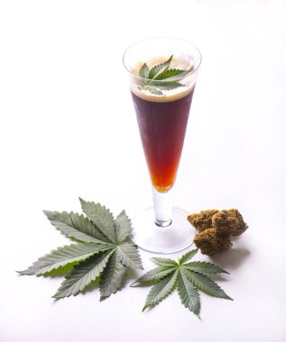 Esrar yaprağı ve nugs whi üzerinde izole ile soğuk bir bardak bira