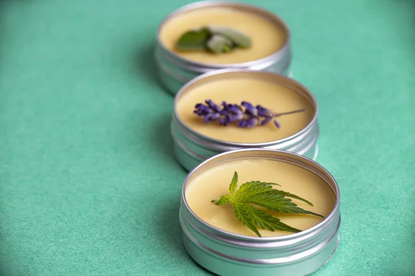 Cannabissalbe aus Hanf- und cbd-Ölen mit Minze und Lavendel — Stockfoto