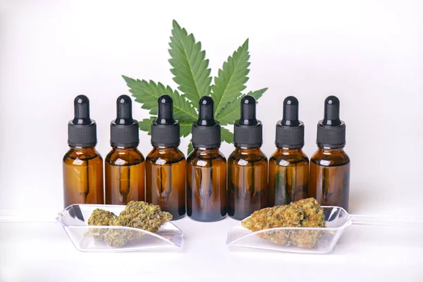 Flaschen Cannabis-Tinktur oder cbd-Öl aus Marihuana-p — Stockfoto