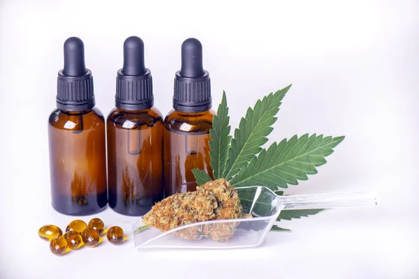 Productos de cannabis variados, incluida la tintura de cannabis o el CBD oi — Foto de Stock