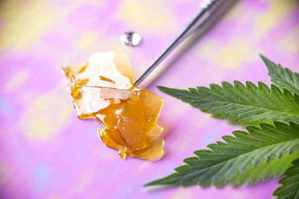 DAB-verktyg med cannabis koncentrat alias splittras och marijuana Lea — Stockfoto