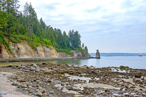 Siwash rock tagen på Stanley Park Seawall Trail i Vancouver — Stockfoto