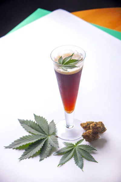 Koud glas bier met cannabis blad en Nugs geïsoleerd over WHI — Stockfoto