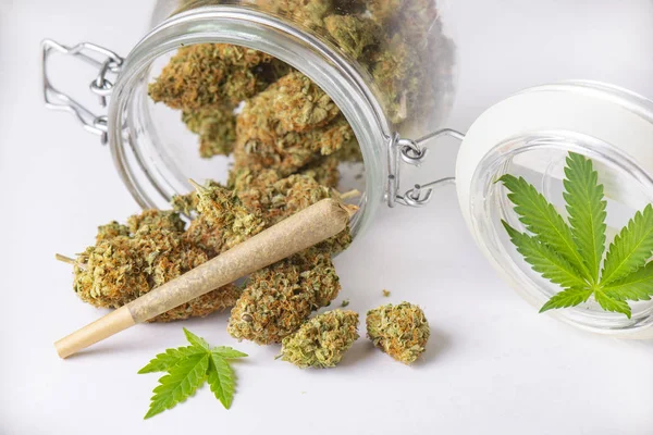 Cannabis toppen en pre roll op helderglazen pot geïsoleerd op wit — Stockfoto