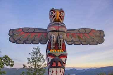 Kartal totem direği Vancou en Malahat Dağı zirvesinde