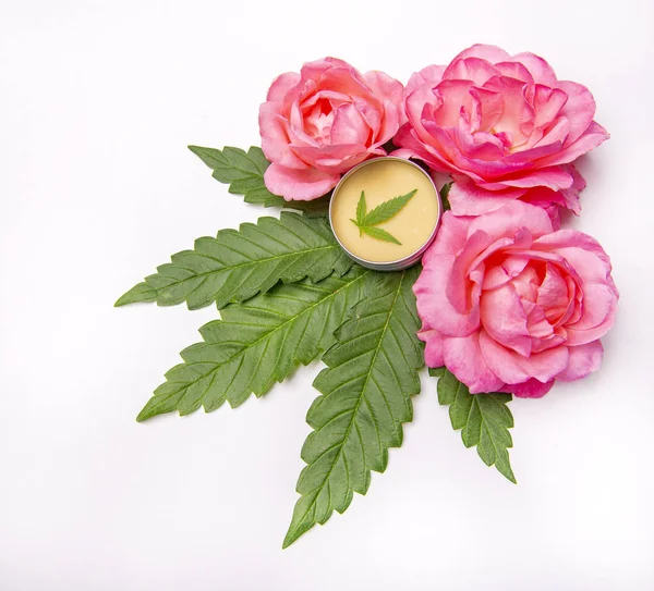 Cannabis infundierte Schönheitsprodukte mit Rosen und Marihuanablättern — Stockfoto