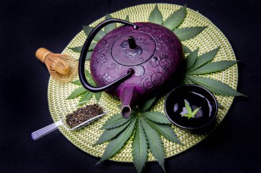 Marijuana ile esrar infemli çay kavramı b izole yaprakları