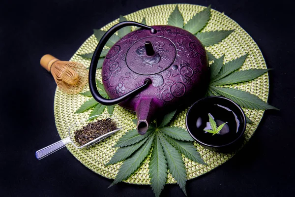 Concetto di tè infuso di cannabis con foglie di marijuana isolate su b — Foto Stock