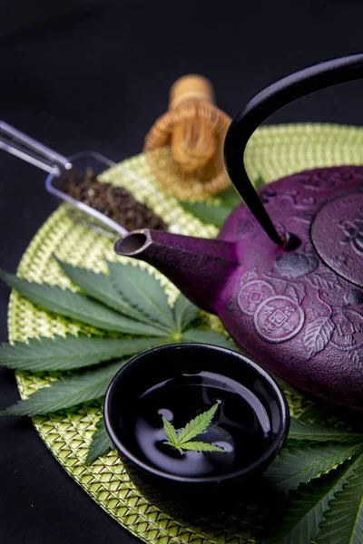大麻注入茶的概念与大麻叶隔离在b — 图库照片