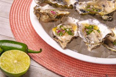 Jalapeno & limon mignonette ile taze shucked istiridye