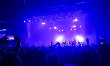 Kulüpte büyük bir seyirci önünde akşam rock konseri