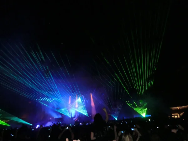 Wieczorny Koncert Rockowy Przed Dużą Publicznością Stadionie Pokazem Laserowym — Zdjęcie stockowe