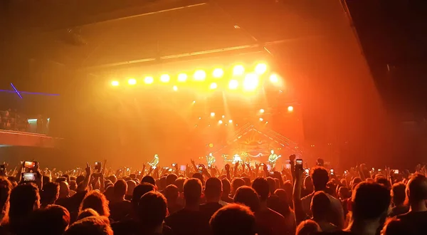 Wieczorny Koncert Rockowy Przed Dużą Publicznością Świeżym Powietrzu — Zdjęcie stockowe