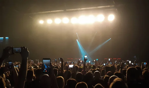 Večerní Rockový Koncert Před Velkým Publikem Klubu — Stock fotografie