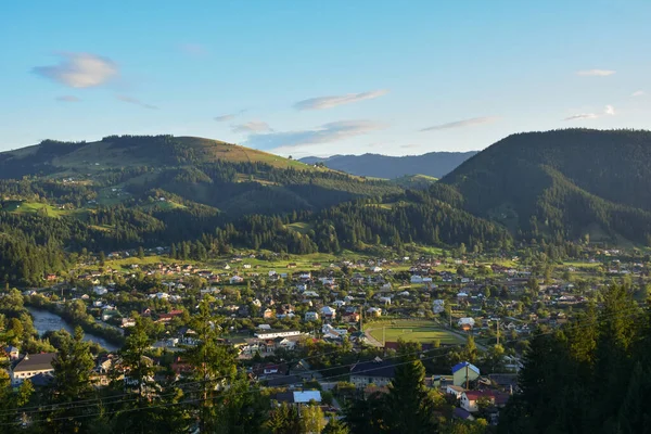 Stadt Tal Vor Der Kulisse Mehrerer Bewaldeter Berge Und Blauem — Stockfoto