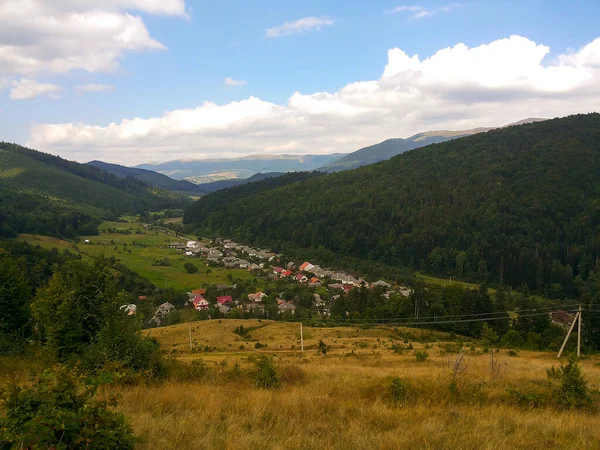 Dorp Het Dal Tegen Achtergrond Van Verschillende Bergen — Stockfoto