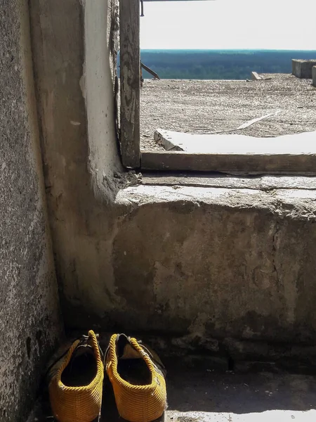 Обувь Стоит Двери Крышу Заброшенного Дома — стоковое фото