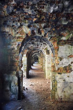 Birçok taş kapı birbiri ardına yeraltı mezarlıklarına açılıyor.
