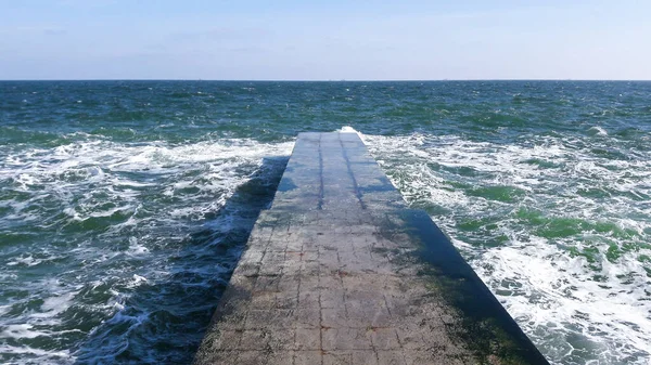 Pietra Molo Disabitato Freddo Inverno Mare Blu Contro Cielo Blu — Foto Stock