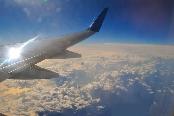 Wing Airplane Flying High Clouds Sea Bright Blue Sky Rays — Stock Photo, Image