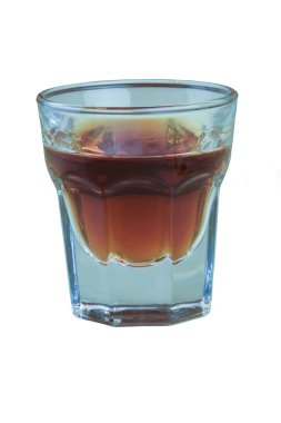 Beyaz arka planda bir bardak konyak çok yakından çekilir.