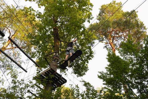 Fiatal Srác Fut Egy Akadálypályán Fáról Fára Egy Kötélparkban — Stock Fotó