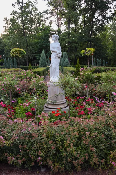 Weiße Steinstatue Eines Mädchens Einem Sommerpark Ihrer Nähe Gibt Viele — Stockfoto