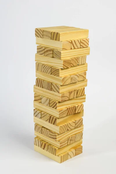 Unbemalte Naturholzwürfel Form Eines Turms Auf Weißem Hintergrund — Stockfoto
