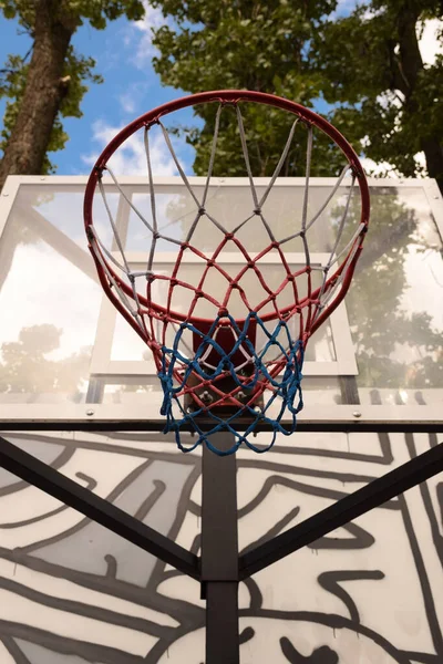 Basketbalmand Rugboord Tegen Blauwe Lucht Met Wolken Bomen Foto Van — Stockfoto