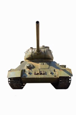 Bir Sovyet T-34 tankı, parlak güneşin önünde temiz beyaz bir arka planda kesikle duruyor. Cepheden çekilmiş.