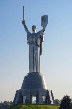 Anavatanın dev bir demir heykeli bir tepenin üzerinde duruyor. Bir elinde, bir kılıç kaldırdı, diğer elinde, bir kalkan. Mavi gökyüzüne karşı gündüz çekilmiş..