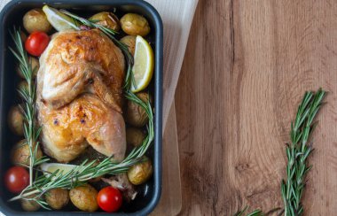 Fırında tavuk, mantarlı ve patatesli, yakın plan bir yemek kabında. Yukarıdan yatay üst görünüm