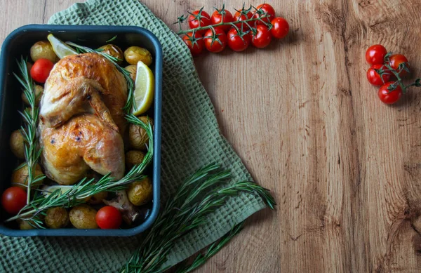 Fırında tavuk, mantarlı ve patatesli, yakın plan bir yemek kabında. Yukarıdan yatay üst görünüm