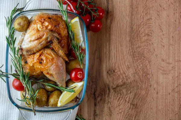 Fırında tavuk, mantarlı ve patatesli, yakın plan bir yemek kabında. Yukarıdan yatay üst görünüm