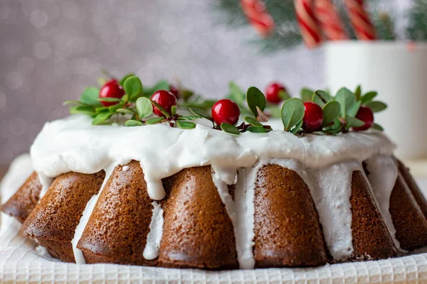 Christstollen: ein festlicher Kuchen, der mit Preiselbeeren und Zweigen verziert ist. Weihnachtsdeko auf dem Tisch. Konzept von Grußkarten, Bannern und Urlaubsgrüßen. — Stockfoto