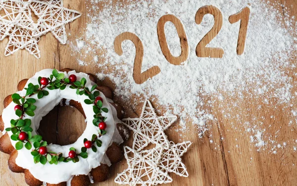 Jul Stollen: en festlig tårta dekorerad med tranbär och kvistar. Julinredning på bordet. Begreppet gratulationskort, banderoller, och semester hälsningar. nytt år 2021 — Stockfoto